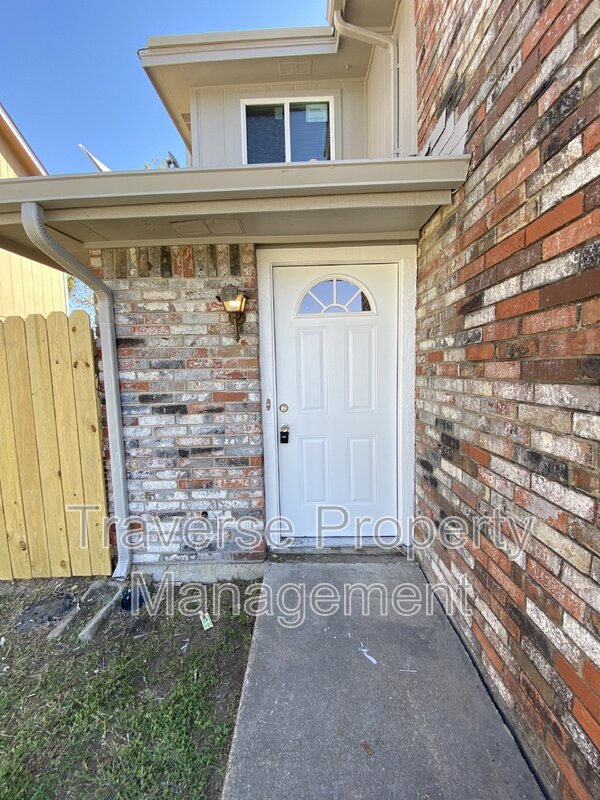 Adorable 3-bedroom, 2-bathroom, duplex in Grand Prairie! property image