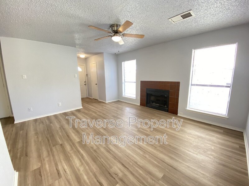 Adorable 3-bedroom, 2-bathroom, duplex in Grand Prairie! property image