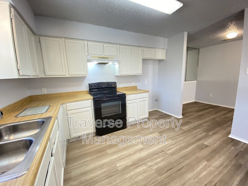 Adorable 3-bedroom, 2-bathroom, duplex in Grand Prairie! property image