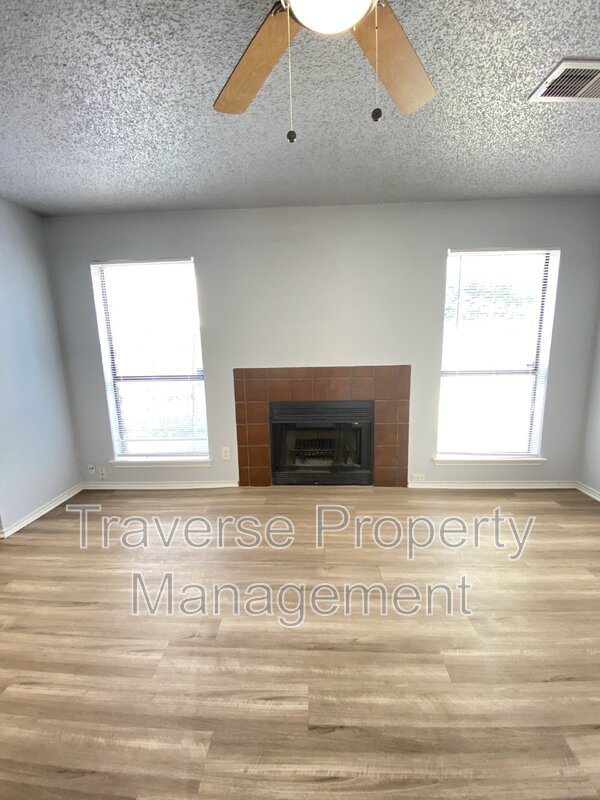 Adorable 3-bedroom, 2-bathroom, duplex in Grand Prairie! property image