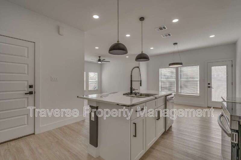 Stunning and modern 3-bedroom, 2-bathroom home in Dallas! property image