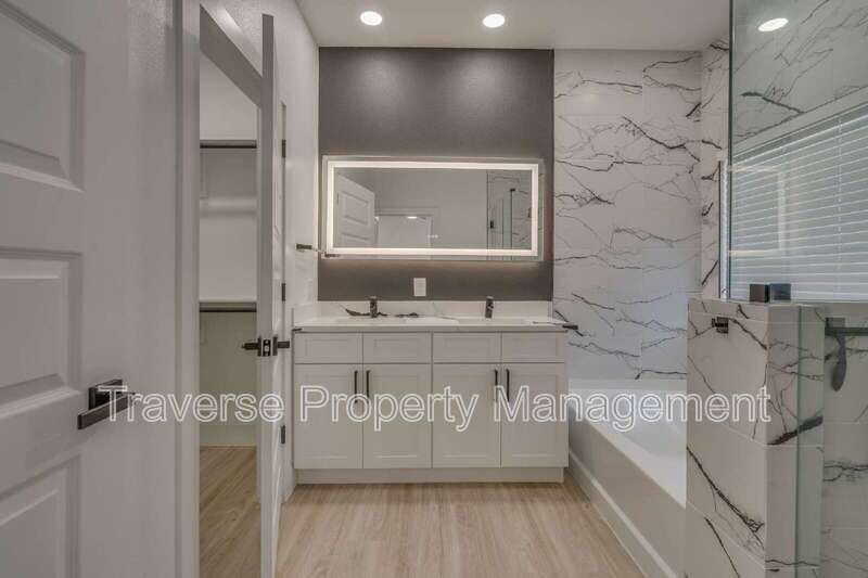 Stunning and modern 3-bedroom, 2-bathroom home in Dallas! property image