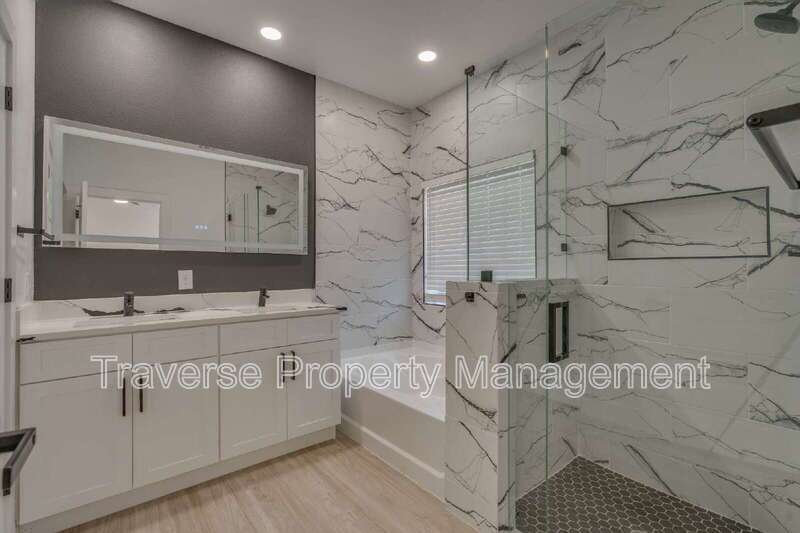 Stunning and modern 3-bedroom, 2-bathroom home in Dallas! property image