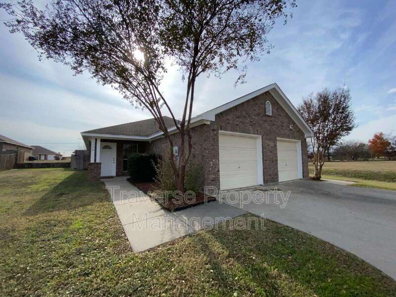 Adorable 3-bedroom, 2-bathroom duplex in Fort Worth! property image