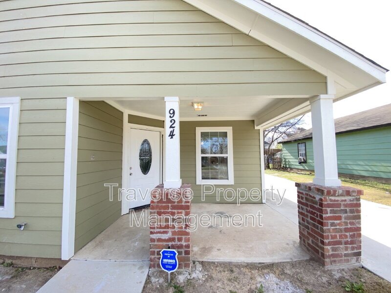 Charming and Immaculate 3-bedroom, 2-bathroom home in Fort Worth, TX! property image