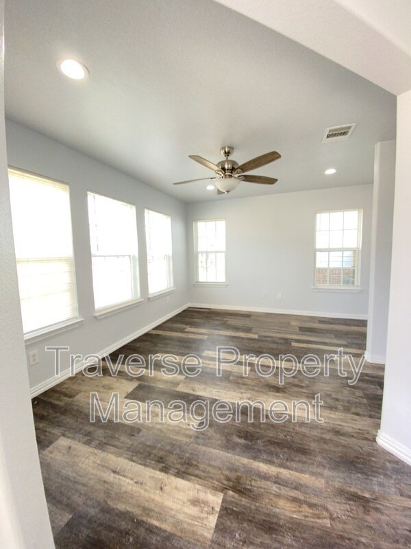 Charming and Immaculate 3-bedroom, 2-bathroom home in Fort Worth, TX! property image