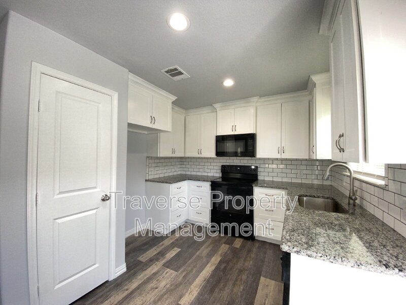 Charming and Immaculate 3-bedroom, 2-bathroom home in Fort Worth, TX! property image