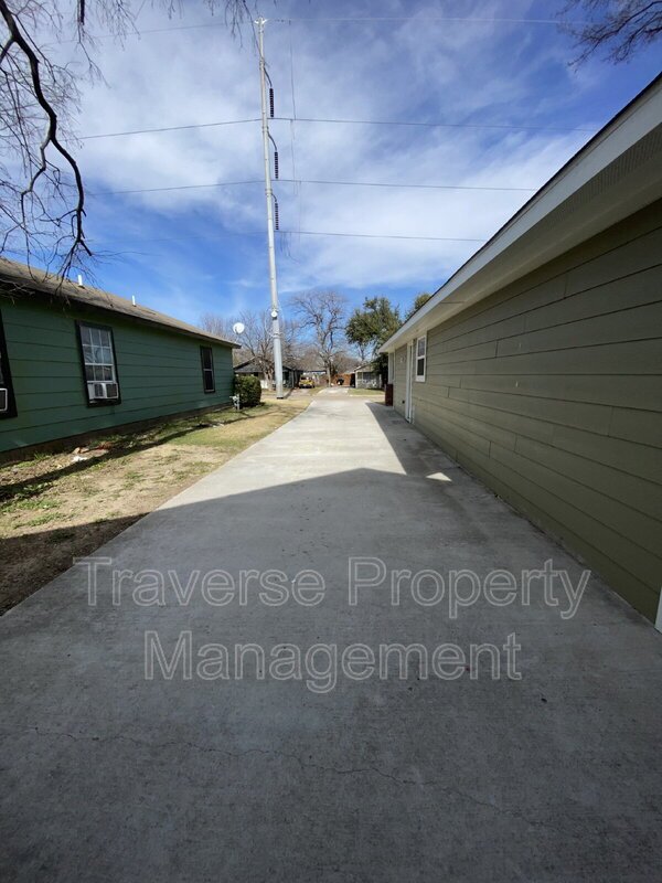 Charming and Immaculate 3-bedroom, 2-bathroom home in Fort Worth, TX! property image